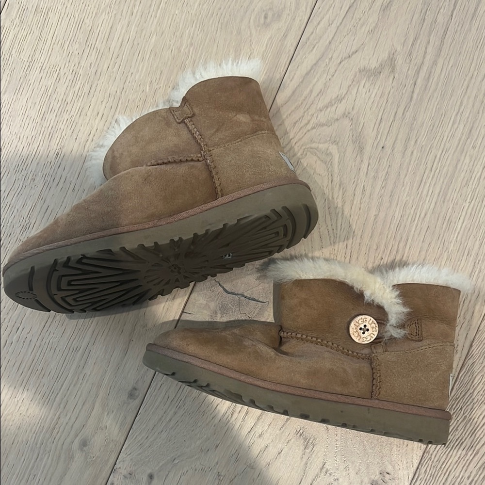 Uggs - Picture 2 of 5